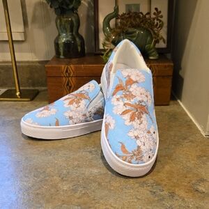 EUC Smithsonian Blue Floral Sneakers Size 8